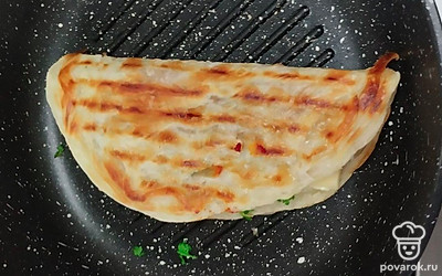 Обжаривайте роти с двух сторон до румяной корочки и полной готовности.