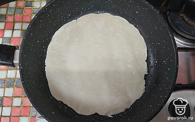 Замороженную лепешку отправьте обжариваться на сухую разогретую сковороду.