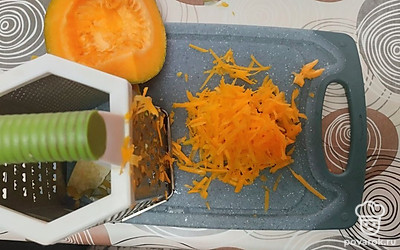 Тыкву помойте, разрежьте, очистите от семян и кожуры. Мякоть натрите на крупной терке.