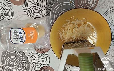 Твердый сыр натрите на терке.