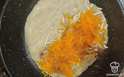 На сыр выложите тыкву, посыпьте ее молотой корицей.