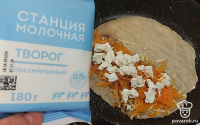 На тыкву выложите творог.