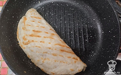 Сложите роти, накрыв начинку второй половинкой лепешки. Обжаривайте по 1 минуте с двух сторон.