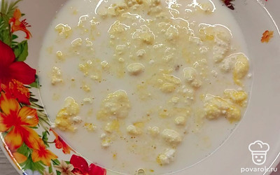 Влейте в миску молоко. 