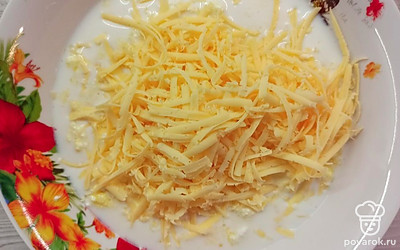 Сыр натрите на крупной терке.