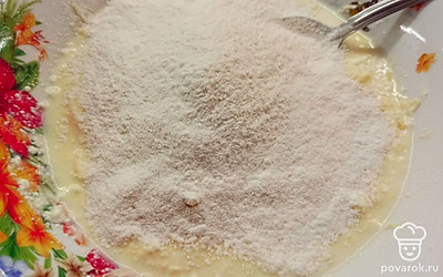 Затем просейте муку, перемешайте. 