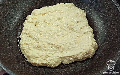 Смажьте сковороду растительным маслом. Выпекайте лепешку с двух сторон по 5 минут. 