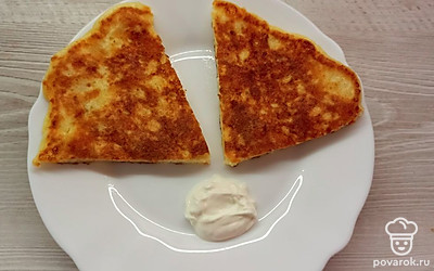 Нарежьте лепешку. Подавайте со сметаной. 