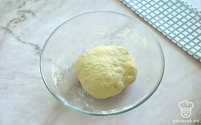 Замесите мягкое дрожжевое тесто. На 1 час уберите тесто в тепло, прикрыв миску полотенцем. Через час тесто обомните и снова оставьте в тепле на час. 
