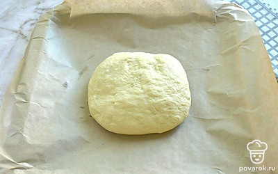 Сформируйте из поднявшегося теста заготовку для хлеба. Выложите ее на противень. Накройте заготовку для хлеба чистым полотенцем. Оставьте в тепле на 30 минут для расстойки теста. 