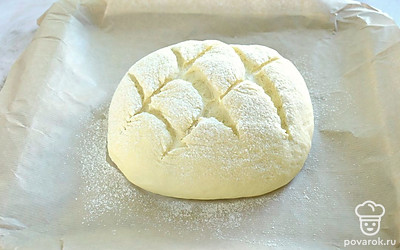 Присыпьте поверхность заготовки мукой. Сделайте острым ножиком надрезы на свое усмотрение. 