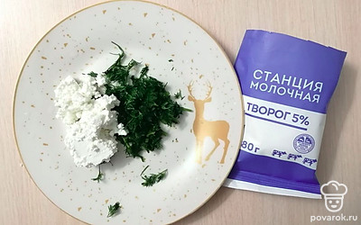Добавьте творог и хорошо перемешайте.