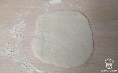 Тесто разделите на равные части по 40 граммов. Каждый кусочек теста раскатайте в небольшой пласт.