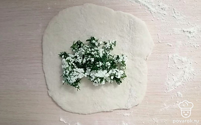 На середину выложите начинку.