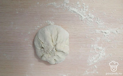 Соберите края теста.