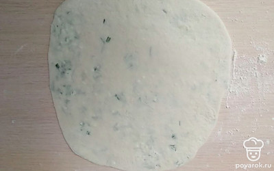 Раскатайте тесто вместе с начинкой в тонкий пласт.