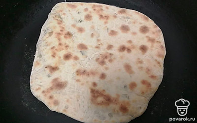 Выпекайте на сухой сковороде по 2-3 минуты с каждой стороны.