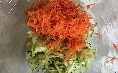 Натереть кабачок, отжать лишнюю жидкость. Натереть морковь, добавить к кабачку.