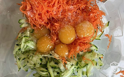 Вбить 5 яиц, посолить.