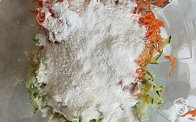 Насыпать муки, перемешать.