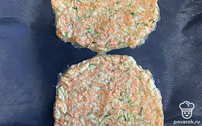 Противень застелить пергаментом. Выложить массу, распределить в виде двух лепешек толщиной 0,8 сантиметра. Поставить запекаться в духовку при 180 градусах на 10-15 минут.