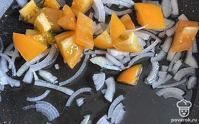 Нарезать лук и помидор. Тушить с солью, с добавлением воды.