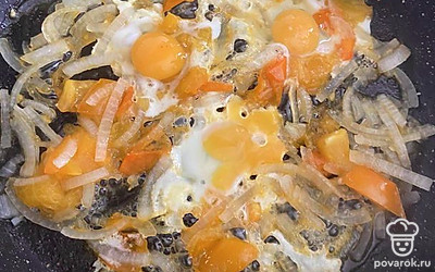 Добавить 3 яйца и, перемешивая, обжарить.