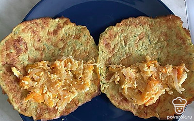 На уже приготовленные лепешки выложить овощи с яйцом. Сложить пополам.