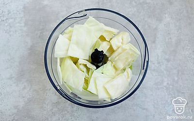 Капусту нарежьте на мелкие кусочки. Измельчите блендером.