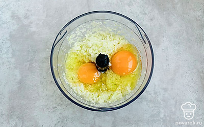 Добавьте яйца, соль и черный молотый перец. Взбейте блендером еще раз.