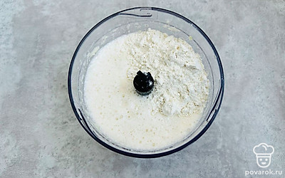 Введите муку и воду, еще раз взбейте. Тесто должно получиться не жидким.