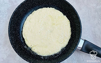 На разогретую сковороду с растительным маслом выложите тесто и распределите по поверхности. Обжарьте на среднем огне до золотистого цвета. Затем переверните и обжарьте с другой стороны.