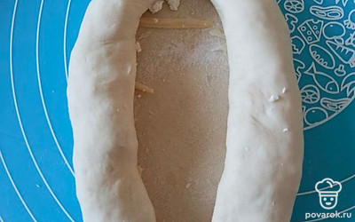 Заверните края с обеих сторон, чтобы получилась лодочка.