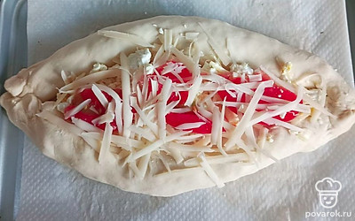 В центр выложите творог. На него выложите нарезанный помидор и сыр. Выпекайте 30 минут при 180 градусах.