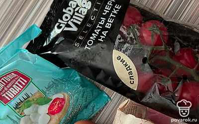 В емкость нарежьте моцареллу и помидоры.