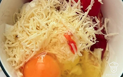 Добавьте туда же натертый сыр и яйцо. Все хорошенько перемешайте.