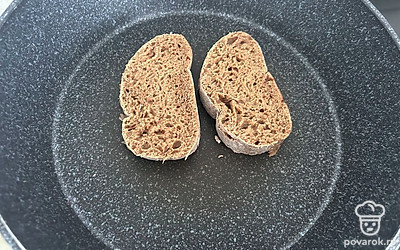 Чиабатту подсушите на сухой сковороде, по 2 минуты с каждой стороны.