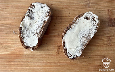 Смажьте творожным сыром.