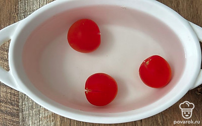 На помидорах сделайте небольшие надрезы. Опустите в кипяток на 2 минуты.