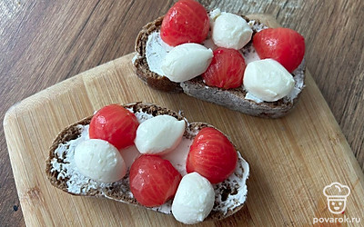 Моцареллу разрежьте пополам и тоже выложите на хлеб.