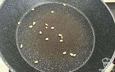 Кедровые орешки обжарьте на сухой сковороде в течение 2-3 минут.