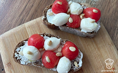 Посыпьте орешками чиабатту.