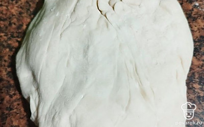 Просеиваем муку, добавляем соль. Постепенно добавляя воду, замешиваем тугое тесто. Готовое тесто откладываем на 30 минут.