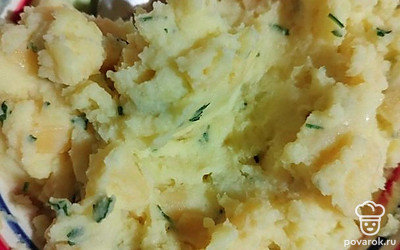 Картофельное пюре смешиваем с натертым сыром и любой зеленью. У меня укроп и петрушка.