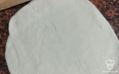 Готовое тесто делим на 6-8 кусочков. Раскатываем кружок, кладем начинку на одну половину, оставляя место для склеивания теста.