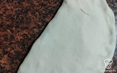 Накрываем половинку с начинкой. Закрепляем края хорошенько, чтобы начинка не вытекла.