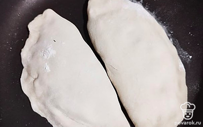 На разогретую сковородку без масла выкладываем заготовки и выпекаем до готовности.
