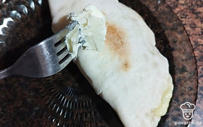 Кутабы смазываем сливочным маслом. Ждем, пока они немного остынут.