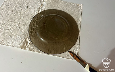 Из лаваша вырежьте круг диаметром 20 сантиметров. 