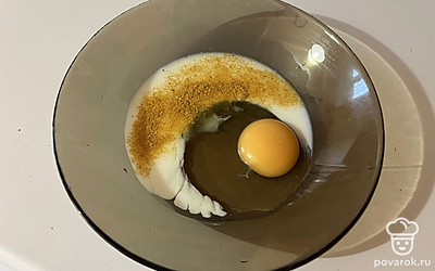 В миску поместите яйцо, специи и молоко.